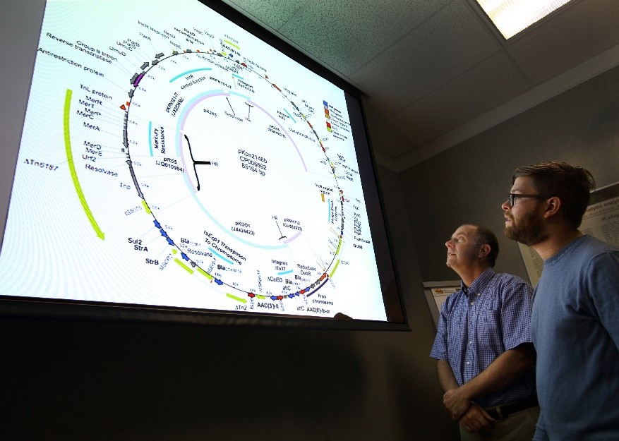 Kelly Williams and Corey Hudson analyzing a genetic sequence