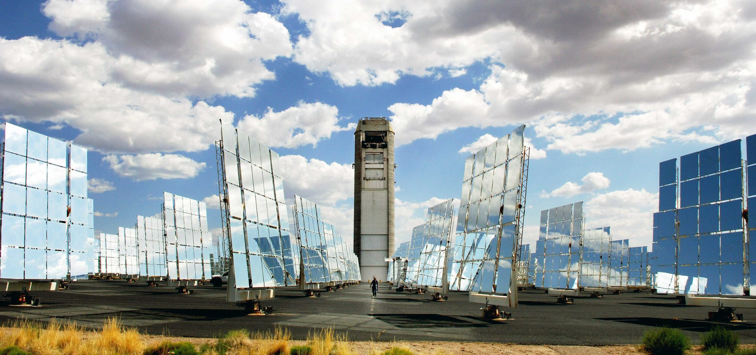 Solar tower surrounded by large mirrors
