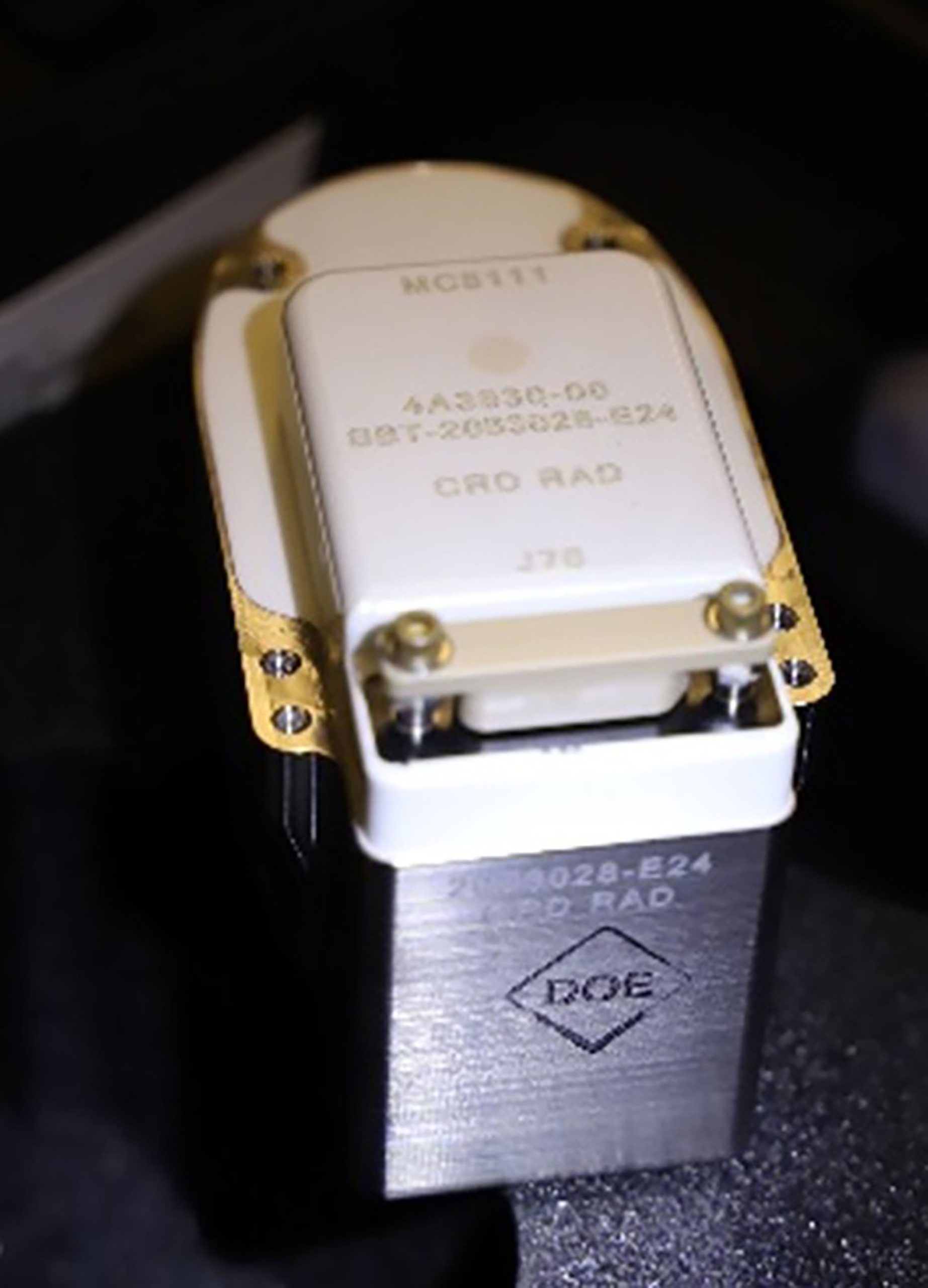 The electronic neutron generator replaces an explosive neutron generator.