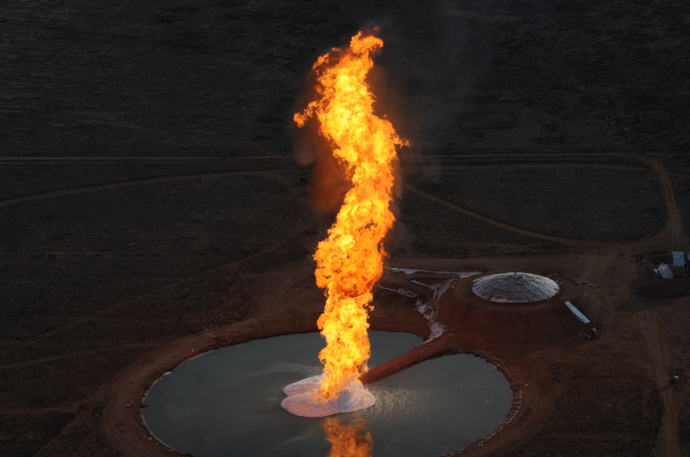 A large research fire with LNG fuel. Experimental results from these fires allow the determination of thermal hazards to nearby structures.