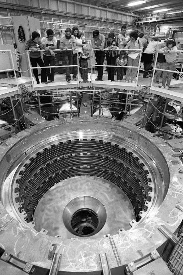 crowd peers down into Z machine from above platform