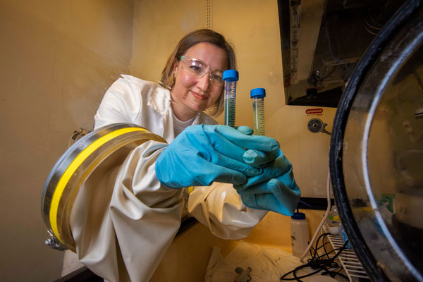 researcher Anastasia Ilgen runs an experiment