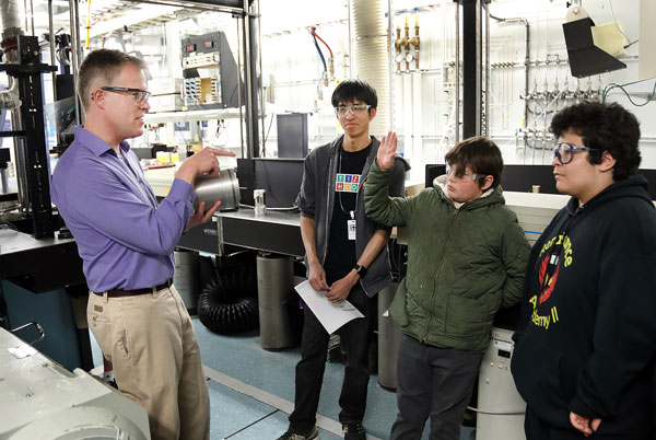 Researcher Mark Musculus talks with students about the Heavy Duty Diesel Engine Lab