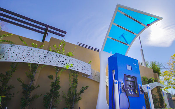 SLEEK AND SAFE — Photo of a First Element Fuel liquid hydrogen retail fuel pump. The pump includes a canopy, and the fuel storage is pictured at the rear. (Image courtesy of Black & Veatch)