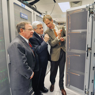 ROB LELAND, right, discusses the capabilities of the just-dedicated Red Mesa supercomputer with Enterprise Transformation Div. 9000 VP Joe Polito, left, and National Renewable Energy Laboratory Director Dan Arvizu. Rob is director of Computation, Computers, Information, and Mathematics Center 1400. (Photo by Randy Montoya)