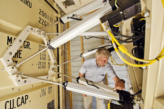 Image of <p>Team lead John Dillinger (5628) tests the security of a cargo container. He says the national FLC partnership award reflected the efforts of more than 100 Sandians from nine centers.        (Photo by Randy Montoya)</p>