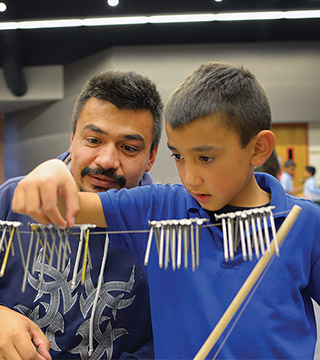A FAMILY AFFAIR — In the ¡Explora! Ingeniería program, families worked together to solve challenges designed by ¡Explora! educator Andres Barrera Guerrero (not pictured). (Photo by Randy Montoya)