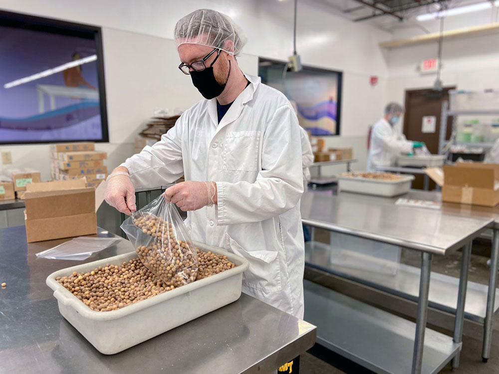 Image of Sandia volunteers pack cereal at Roadrunner Food Bank