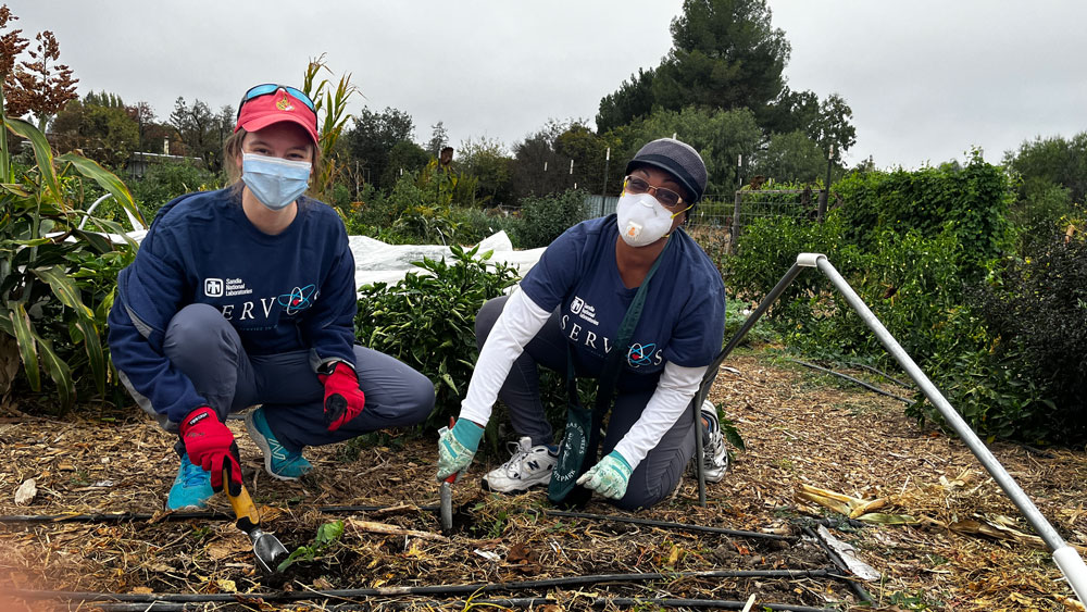 Image of Sandia/CA staff volunteers at Fertile Groundworks