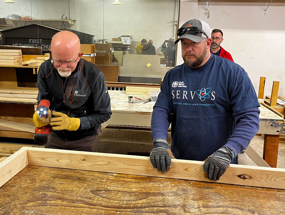 Image of Associate Labs Directors Andy MclIroy and Jeff Heath volunteer during Sandia's Fall Leadership Forum