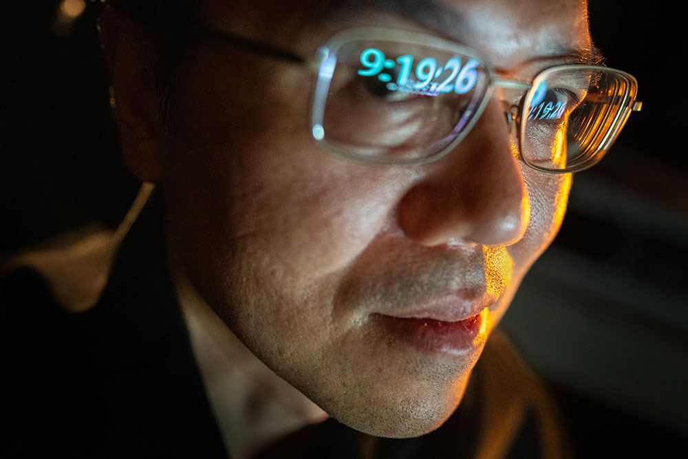 TIMEKEEPER — As part of a Defense Advanced Research Projects Agency project, Yuan-Yu Jau is working on an atomic clock at Sandia that will use the element cesium, which has a natural resonance frequency of 9,192,631,770 hertz. (Photo by Craig Fritz)