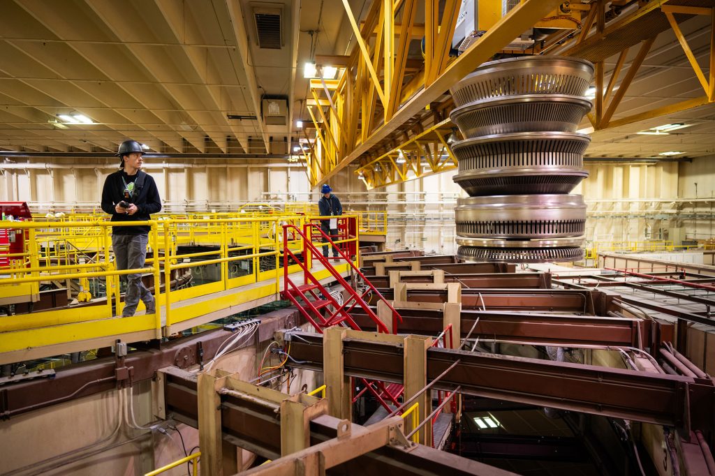 <strong>MIGHTY MITL&nbsp;</strong>—&nbsp;Sandia technologists Alex Nash, left, and Jacob Werner transport the Saturn Accelerator’s magnetically insulated transmission lines, from the center section for cleaning after a shot.&nbsp;(Photo by Craig Fritz)