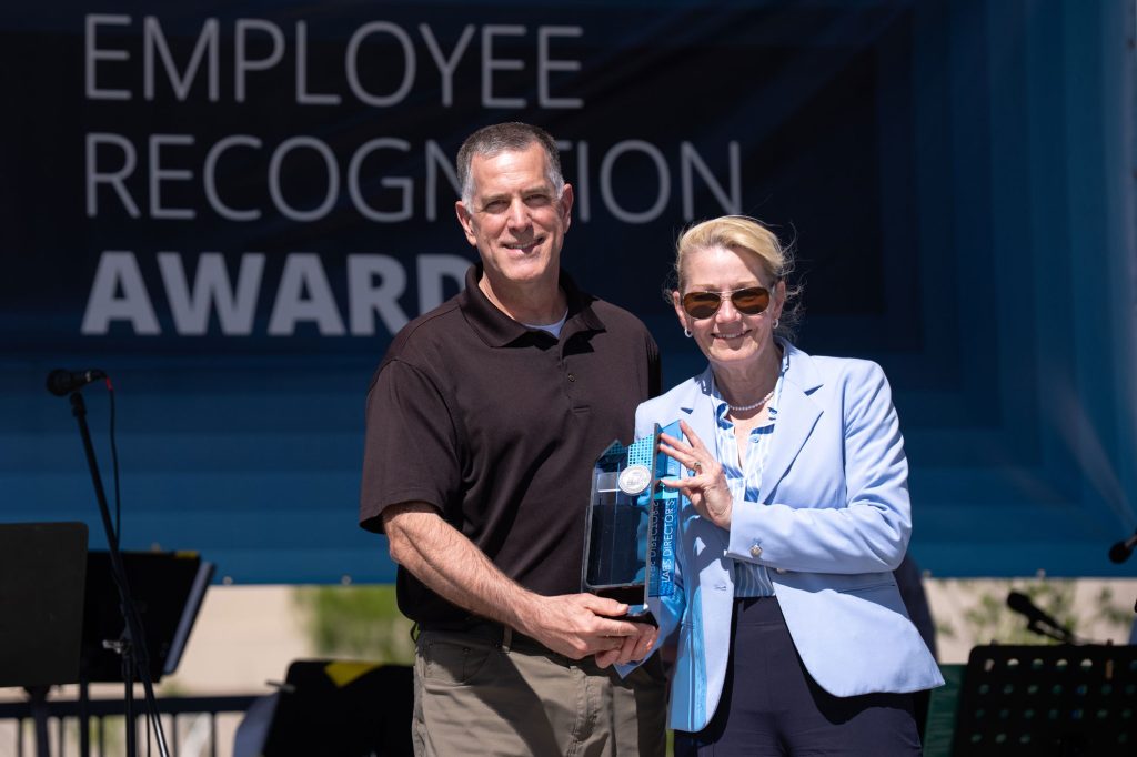 <strong>MUFASA</strong> — Ken Plummer accepts the Labs Director’s Award for the Mufasa Integrated Review Team’s technical excellence.&nbsp; (Photo by Craig Fritz)