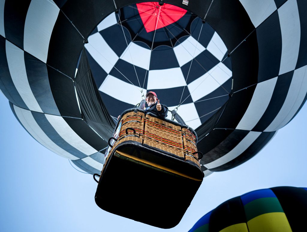 <strong>41 YEARS OF FLYING </strong>— Sandia machinist Eric Hodges takes off on his first flight of his 41st consecutive Balloon Fiesta on Oct. 3. (Photo by Craig Fritz)
